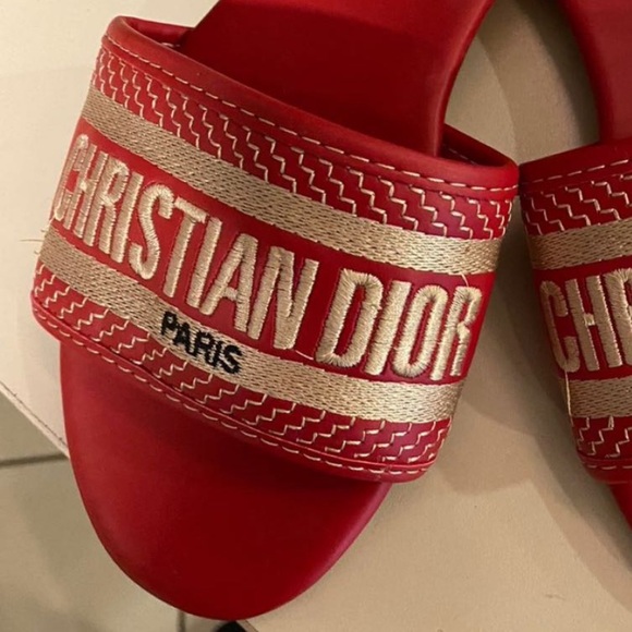 RED - Picture 3 of 4